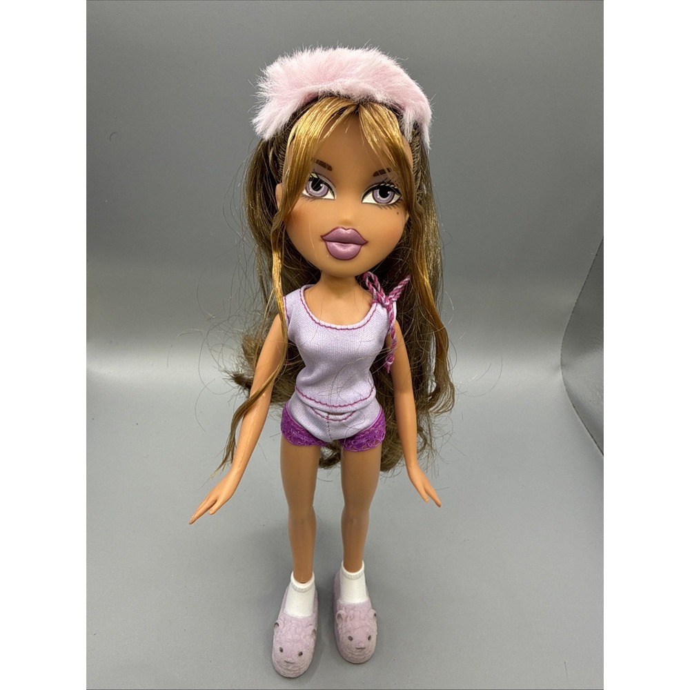 Bratz Slumber Party Yasmin Articulated Doll With Slipper Feet & Sleep Mask
